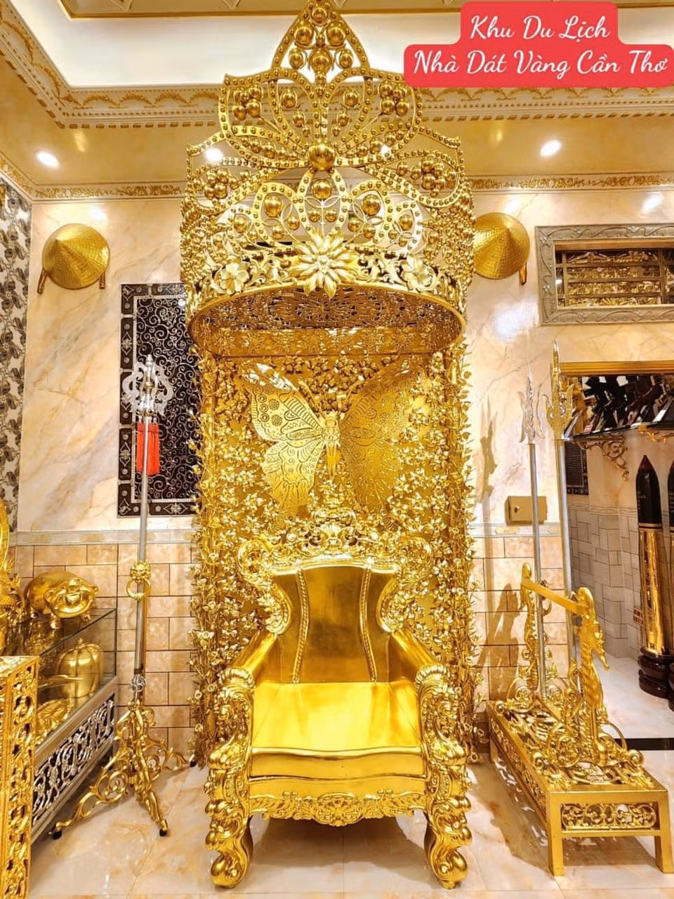 Sau khi hoàn thiện và mở cửa tham quan, ngôi nhà dát vàng thu hút trở thành tâm điểm chú ý của du khách.