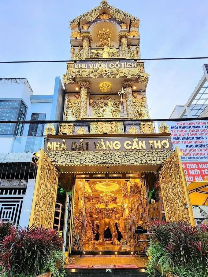 Tọa lạc tại phường An Khánh, quận Ninh Kiều, TP. Cần Thơ, ngôi nhà dát vàng của anh Trung được coi là căn nhà dát vàng khủng nhất TP. Cần Thơ.