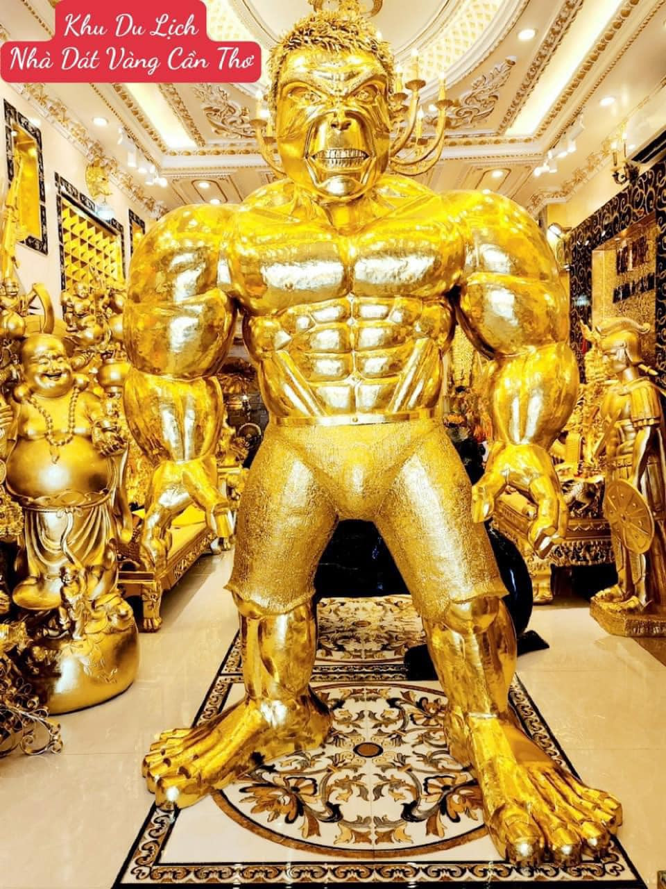 Đặt ngay giữa nhà là người khổng lồ to lớn đúng với tên gọi.