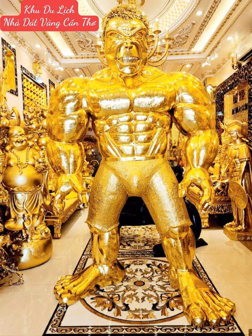 Đặt ngay giữa nhà là người khổng lồ to lớn đúng với tên gọi.