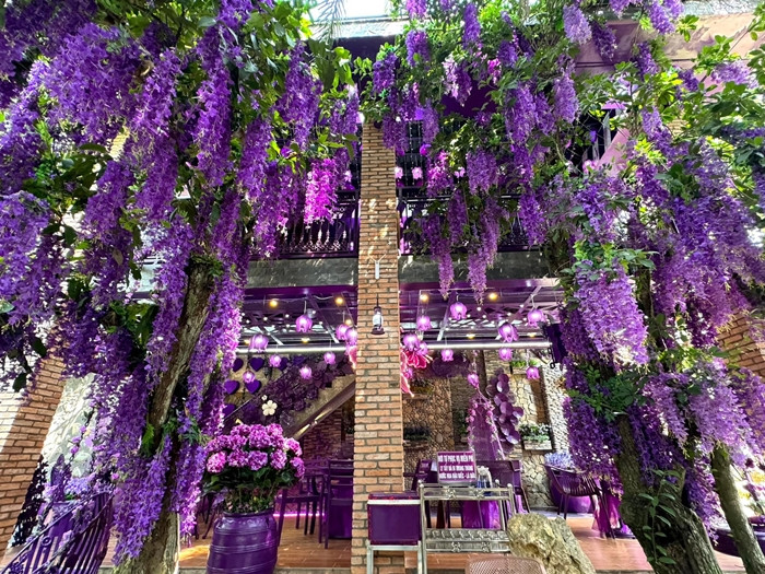 Khu vườn cổ tích được trang hoàng theo gam màu tím làm chủ đạo.