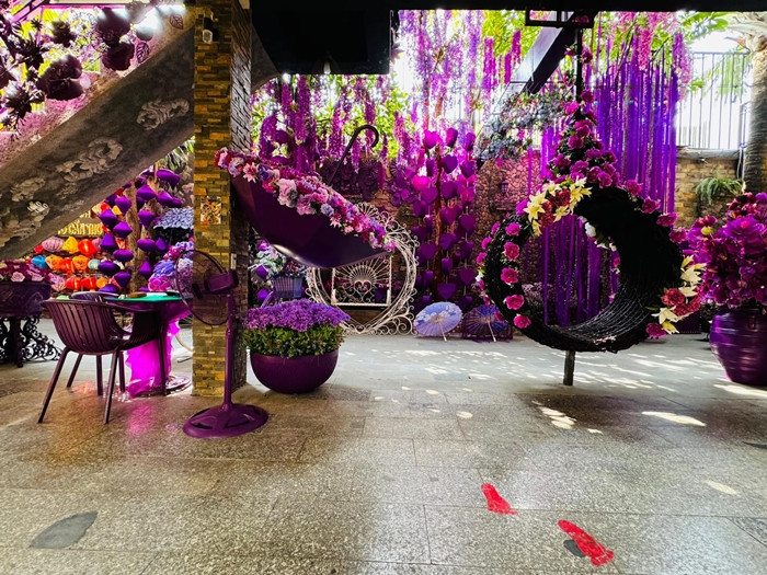 Cách trang trí và tạo hình từ cây “thần tiên” đến xích đu hoa hồng, cánh bướm lãng mạn... đều rất cầu kỳ, đúng với cái tên “cổ tích”. Nguồn ảnh: Facebook