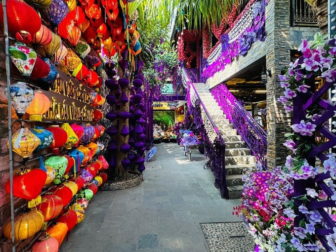 Bên cạnh các tác phẩm dát vàng, du khách còn bị thu hút bởi “khu vườn cổ tích” với dàn cây cảnh độc lạ được bố trí kỳ công.