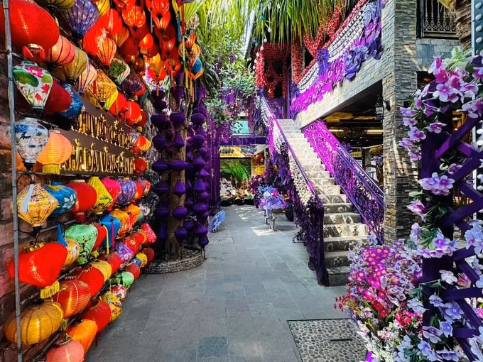 Bên cạnh các tác phẩm dát vàng, du khách còn bị thu hút bởi “khu vườn cổ tích” với dàn cây cảnh độc lạ được bố trí kỳ công.