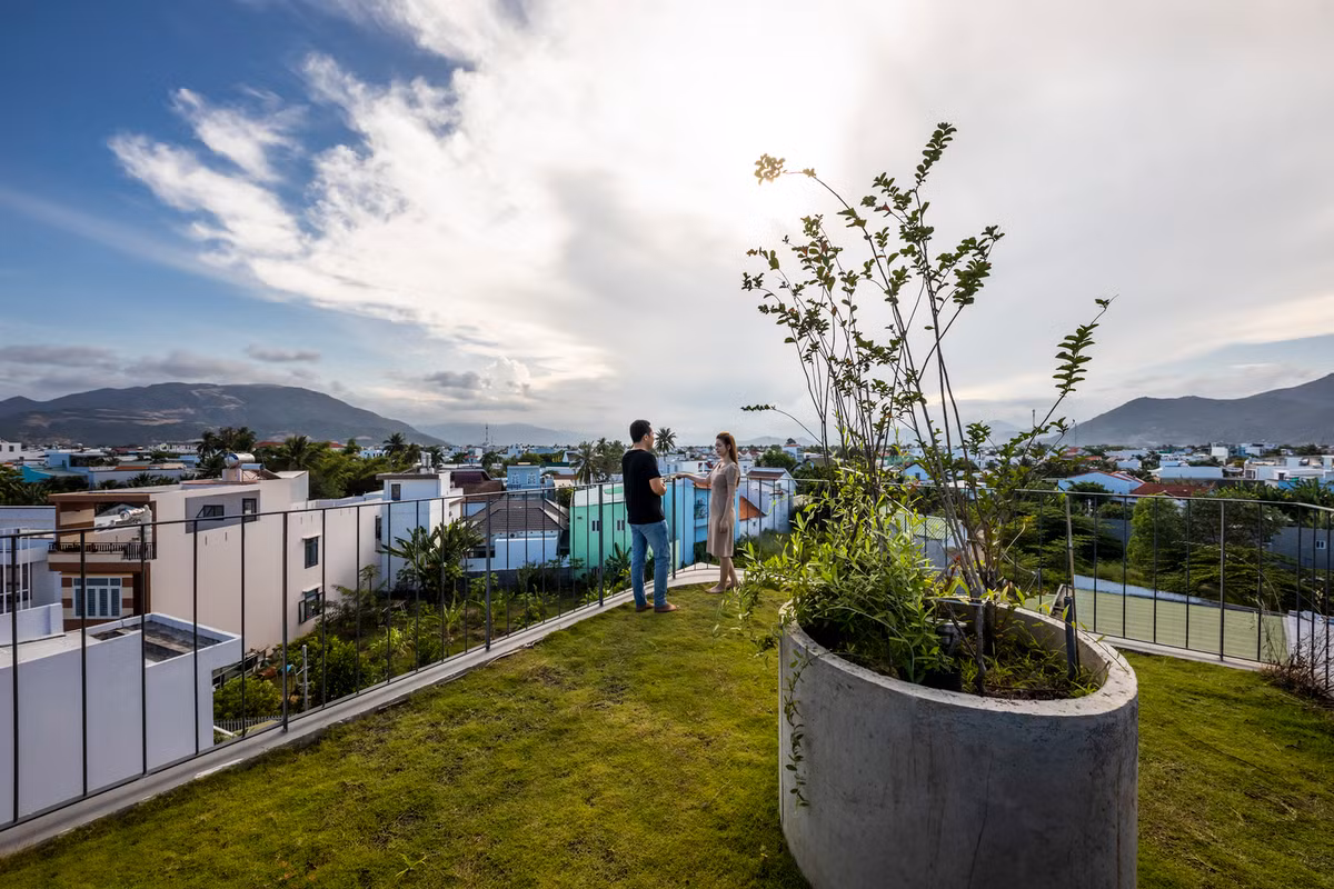 Phòng ngủ chính nằm trên tầng cao nhất được bảo vệ khỏi cái nóng bởi một mái cỏ có tác dụng như một sân thượng, giảm bức xạ nhiệt theo hướng từ phía trên xuống.