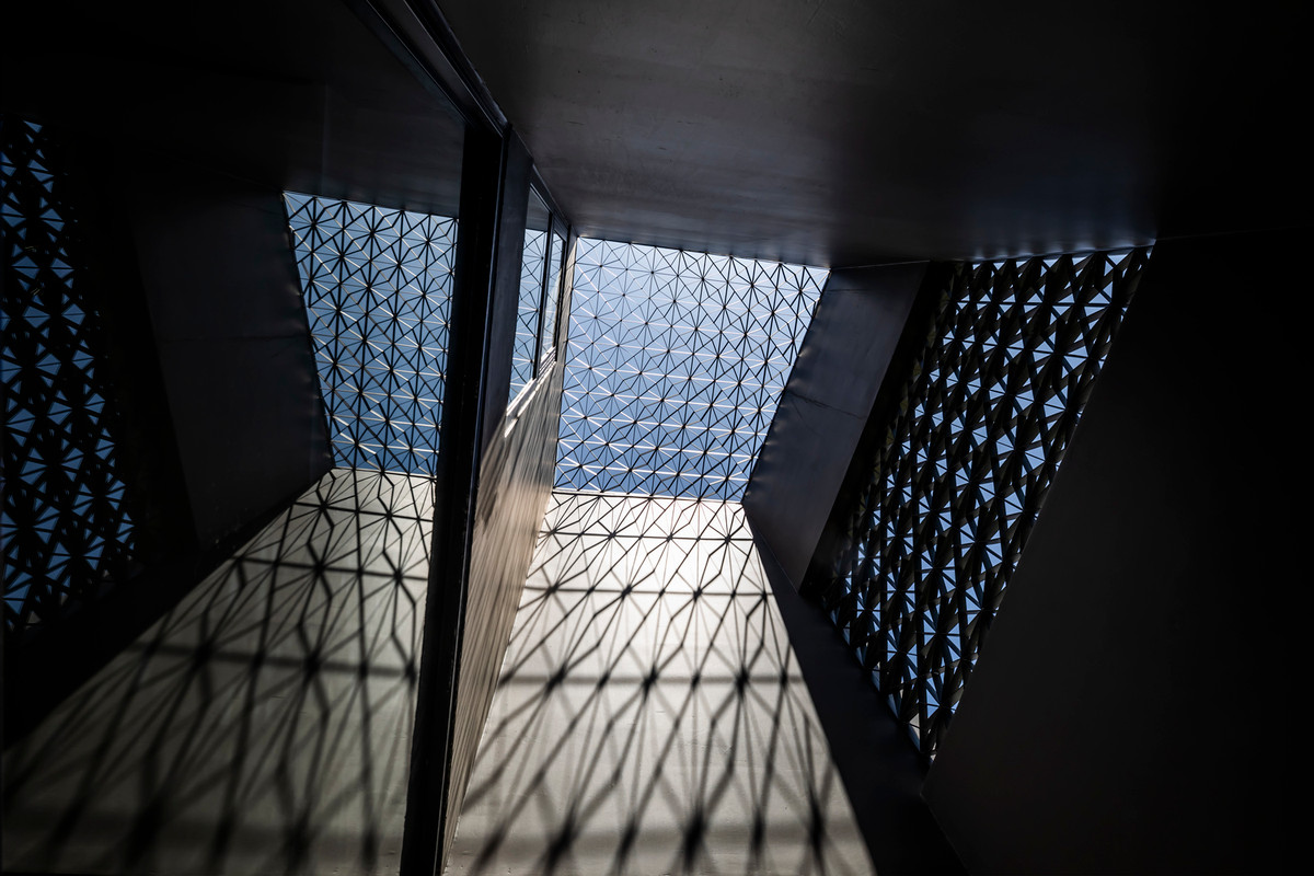 Giếng trời được đặt tại vị trí phía sau và phía trên khu vực cầu thang giữa nhà giúp đối lưu không khí và tỏa nhiệt cho toàn bộ ngôi nhà.