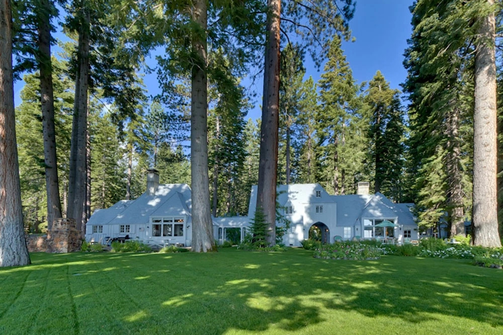 Căn biệt thự thứ 2 bên hồ Tahoe màu trắng xây theo phong cách hiện đại, trị giá 22 triệu USD. Ảnh: Clutchpoints