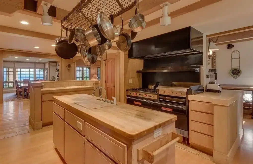 Toàn bộ ngôi nhà được làm bằng chất liệu gỗ cao cấp mang đến cảm giác ấm áp và bình dị. Ảnh: Clutchpoints