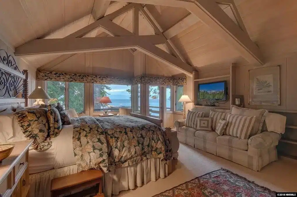 Phòng ngủ có view hồ cực chill. Ảnh: Clutchpoints