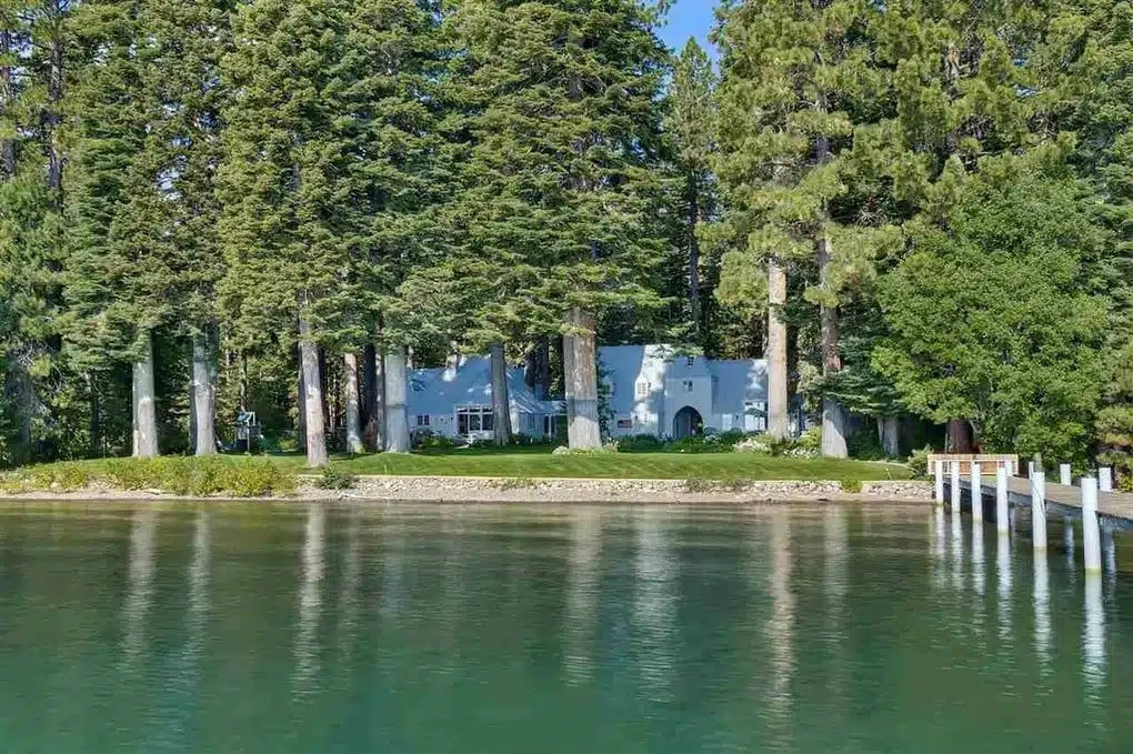 Ngôi nhà này được xây dựng vào năm 1967, sau đó sửa lại vào năm 1998, trước khi được Mark Zuckerberg làm mới. Ảnh: Clutchpoints