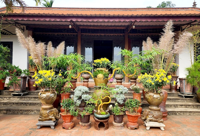 Lúc đầu, ý tưởng của Sỹ Luân là làm hình cây theo thế lưỡng long chầu nguyệt, tức hai con rồng cùng ngắm trăng. Nhưng trong quá trình làm, vẽ phác thảo, cắt, anh Luân đặt tên tác phẩm là lưỡng long chầu nhật với ý nghĩa mặt trời luôn rực rỡ, tươi sáng. Ảnh: Báo giao thông