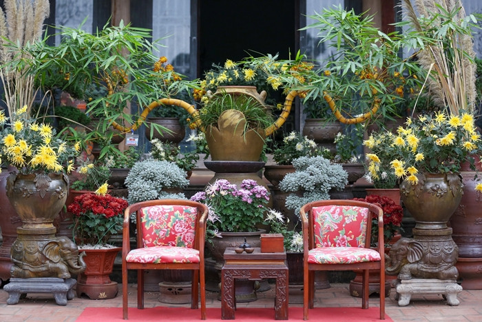 Anh Luân phải mất thời gian khá dài mới sưu tầm được 2 phôi tre ngà ưng ý và dành nhiều thời gian chăm sóc, dùng dây nhôm để tạo tán, định hình thân, rễ. Ảnh: Dân trí