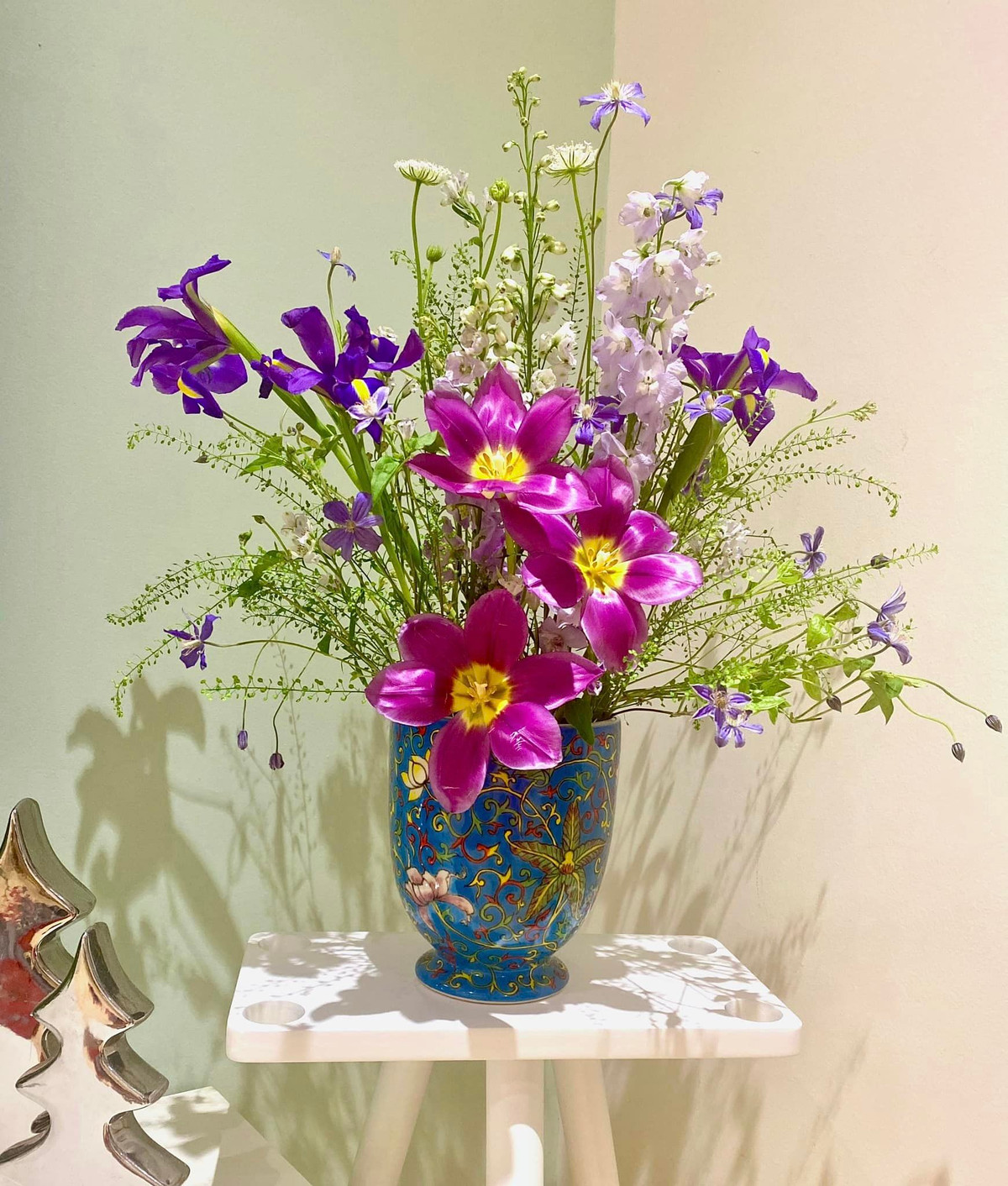 Không chỉ chọn đủ loại hoa nhiều màu sắc, MC Đan Lê còn có những chiếc bình xinh xắn. Ảnh: FB Nguyen Dan Le