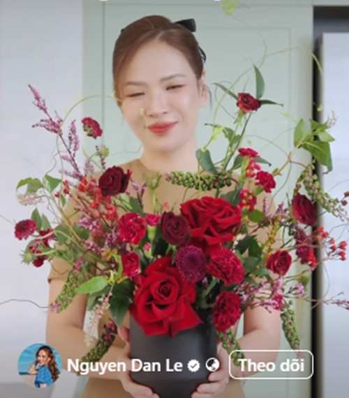 Bình hoa màu đỏ cho không gian bừng sức sống. Ảnh: FB Nguyen Dan Le