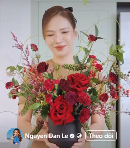 Bình hoa màu đỏ cho không gian bừng sức sống. Ảnh: FB Nguyen Dan Le