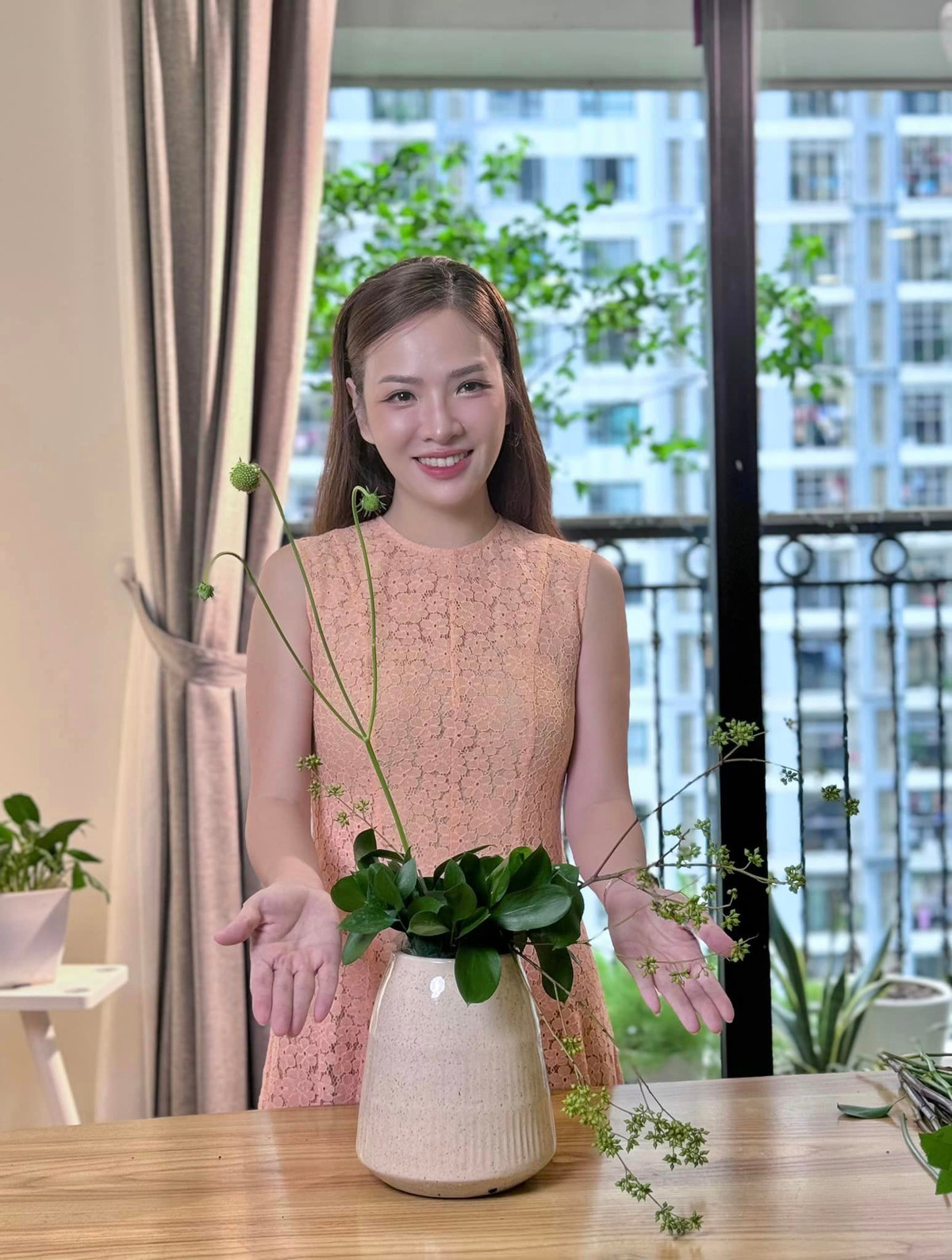 Nữ MC cho biết chia sẻ: "Từ một cô gái chỉ biết cắm hoa … cúng. Cả năm đi mua hoa đúng một lần vào chiều 30 Tết, để các cô, chú bán hoa ven đường được về quê... Thế mà nay, sau nửa năm chăm chỉ làm clip cắm hoa, giờ mình đã hơi hơi biết cắm hoa rồi". Ảnh: FB Nguyen Dan Le