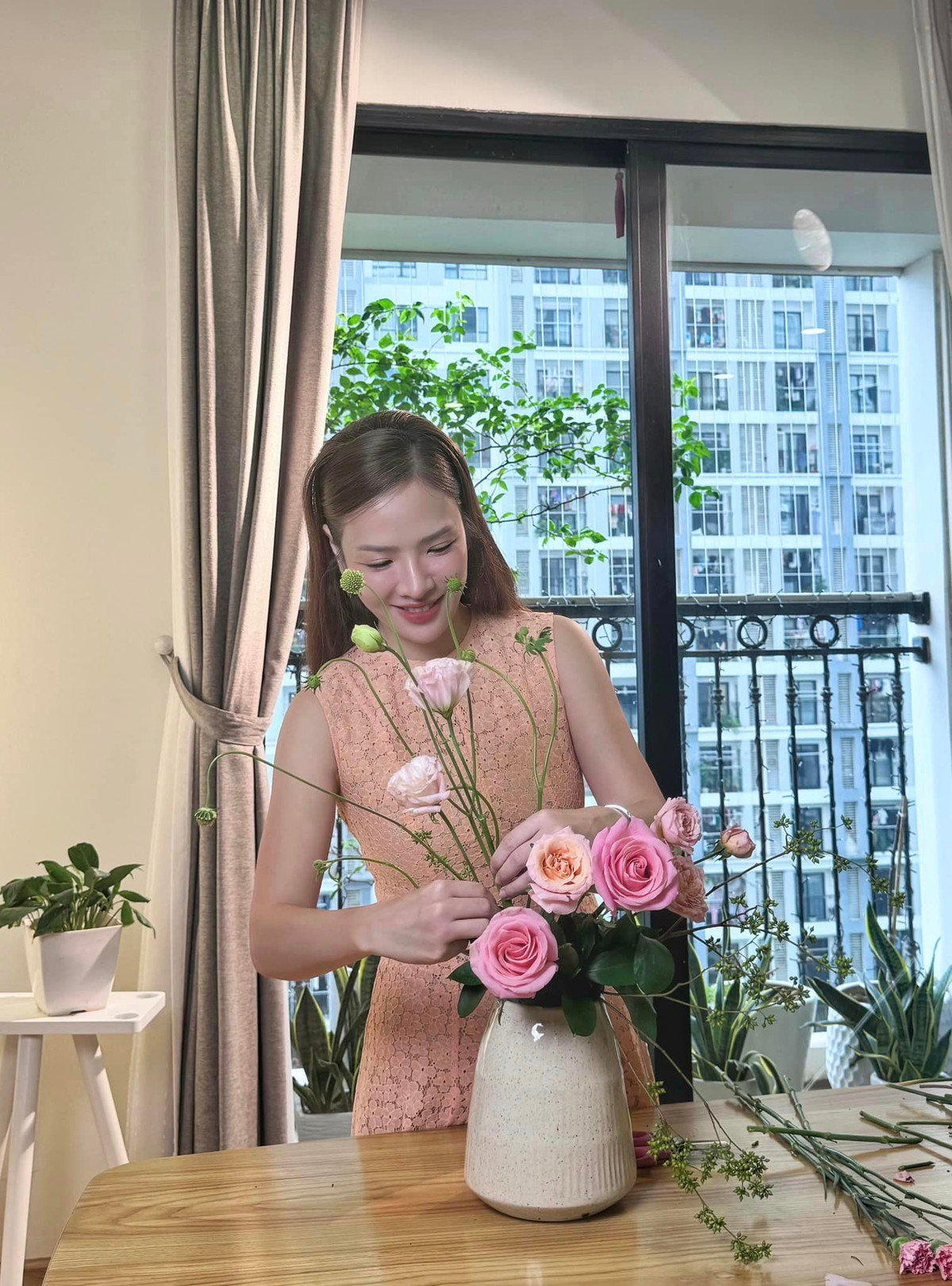 Dù bận rộn với công việc nhưng MC Đan Lê vẫn dành thời gian cắm hoa, trang trí cho căn hộ luôn tươi mới và tràn ngập sức sống. Ảnh: FB Nguyen Dan Le