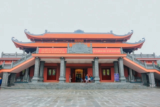 Nhà thờ chính gồm 2 tầng, tầng 1 là hội trường rộng 1.000 m2 với sức chứa 500 người, là nơi trưng bày các hiện vật, tranh ảnh về nhà thờ. Tầng 2 là khu vực thờ tự chính. Ảnh: Nhịp sống thị trường