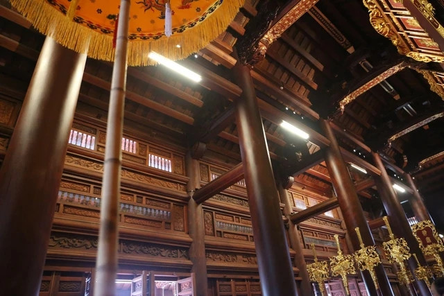 Toàn bộ rui mè, kì, kèo, cột cho đến khung cửa, vách hay các chi tiết khác được sử dụng gỗ lim quý hiếm nhập từ nước ngoài. Ảnh: Nhịp sống thị trường