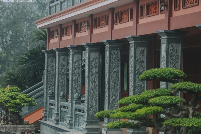 Tường và các cột bên ngoài được chạm khắc trên đá nguyên khối. Ảnh: Nhịp sống thị trường