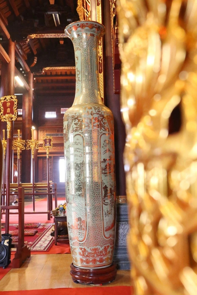 Đôi lục bình cao hơn 3m, trị giá 1,8 tỷ là một điểm nhấn khác trong khu vực thờ tự. Ảnh: Nhịp sống thị trường