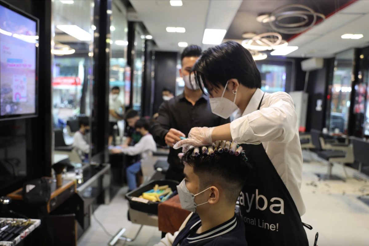 Những ngày cận Tết người làm tại các salon tóc luôn bận rộn với công việc bởi lượng khách hàng đến nườm nượp có nhu cầu làm đẹp. Vì để đi chơi vào dịp Tết nên nhiều khách mạnh tay chi tiền cắt tóc rồi uốn nhuộm luôn để tạo điểm nhấn dịp Tết. Trung bình doanh thu mỗi ngày thu về hàng chục triệu đồng.