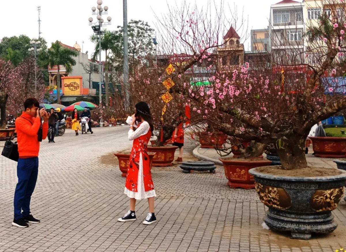 Xu hướng chụp ảnh cùng hoa Tết, đào Tết, các bộ ảnh Tết như chợ hoa, áo dài,... đang ngày càng tăng. Nhờ đó, nghề chụp ảnh dễ dàng kiếm thêm thu nhập vào thời điểm này trong năm.