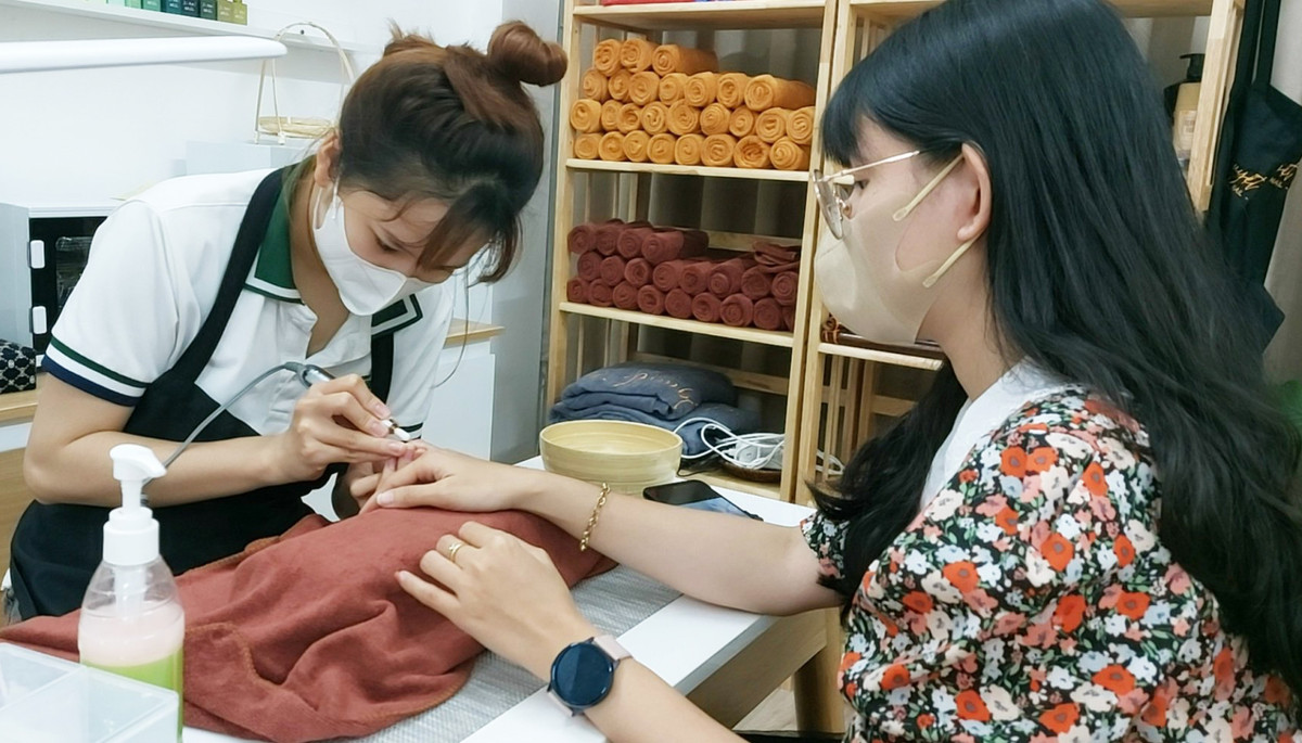 Với nhu cầu về làm đẹp ngày càng cao nên nhu cầu làm nail (nghề làm móng tay, chân) của phụ nữ vào dịp Tết cũng nhiều hơn ngày thường. Những khách hàng quen thường phải gọi điện thoại đặt lịch trước, thậm chí có nhiều đêm đến 23 giờ, nhưng ở tiệm nail vẫn còn khách ngồi làm.