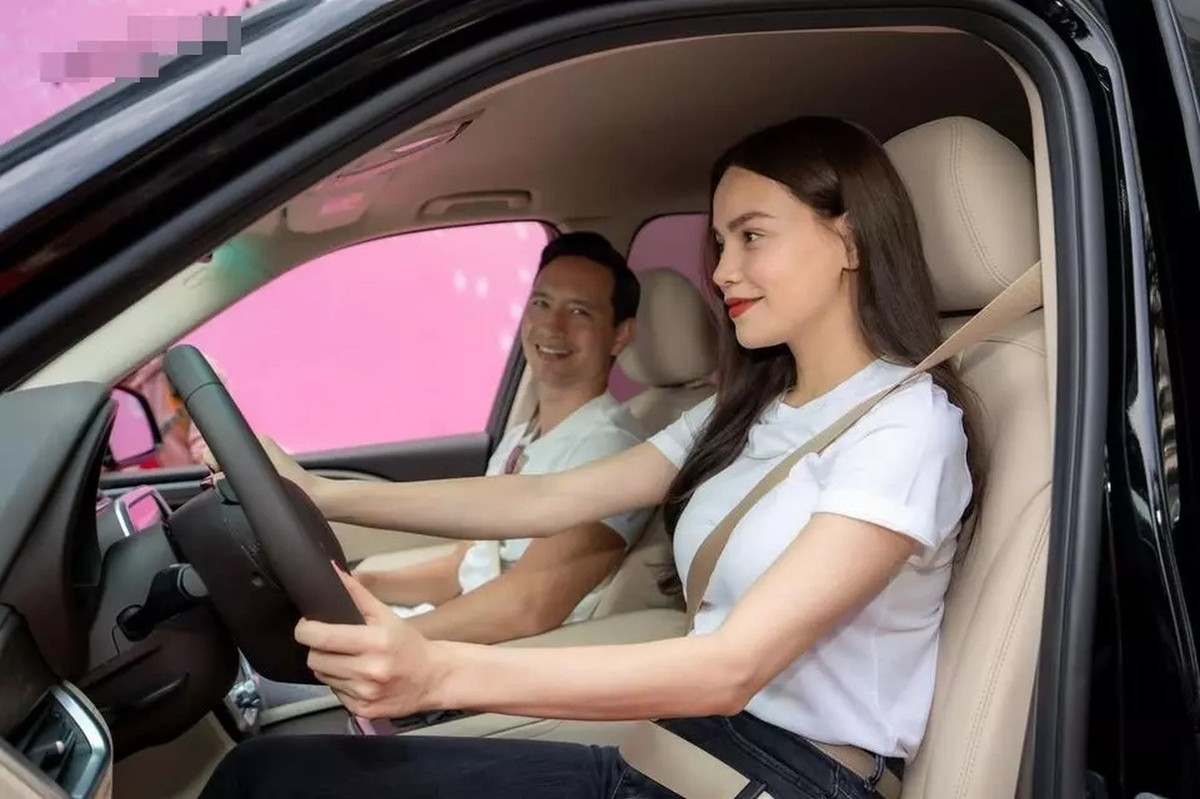 Năm 2020, Kim Lý - Hồ Ngọc Hà khiến nhiều người trầm trồ khi tậu cùng lúc 4 chiếc ô tô hạng sang.