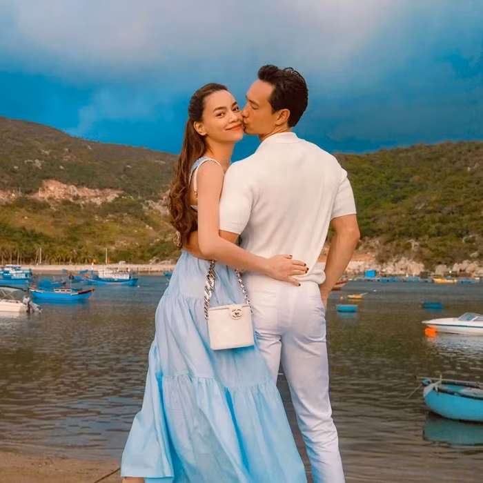 Trong khi đó, Kim Lý xuất thân trong gia đình có điều kiện ở Thụy Điển. Trước khi trở trở thành diễn viên, Kim Lý từng là doanh nhân, sống và làm việc nhiều năm tại Thụy Điển.