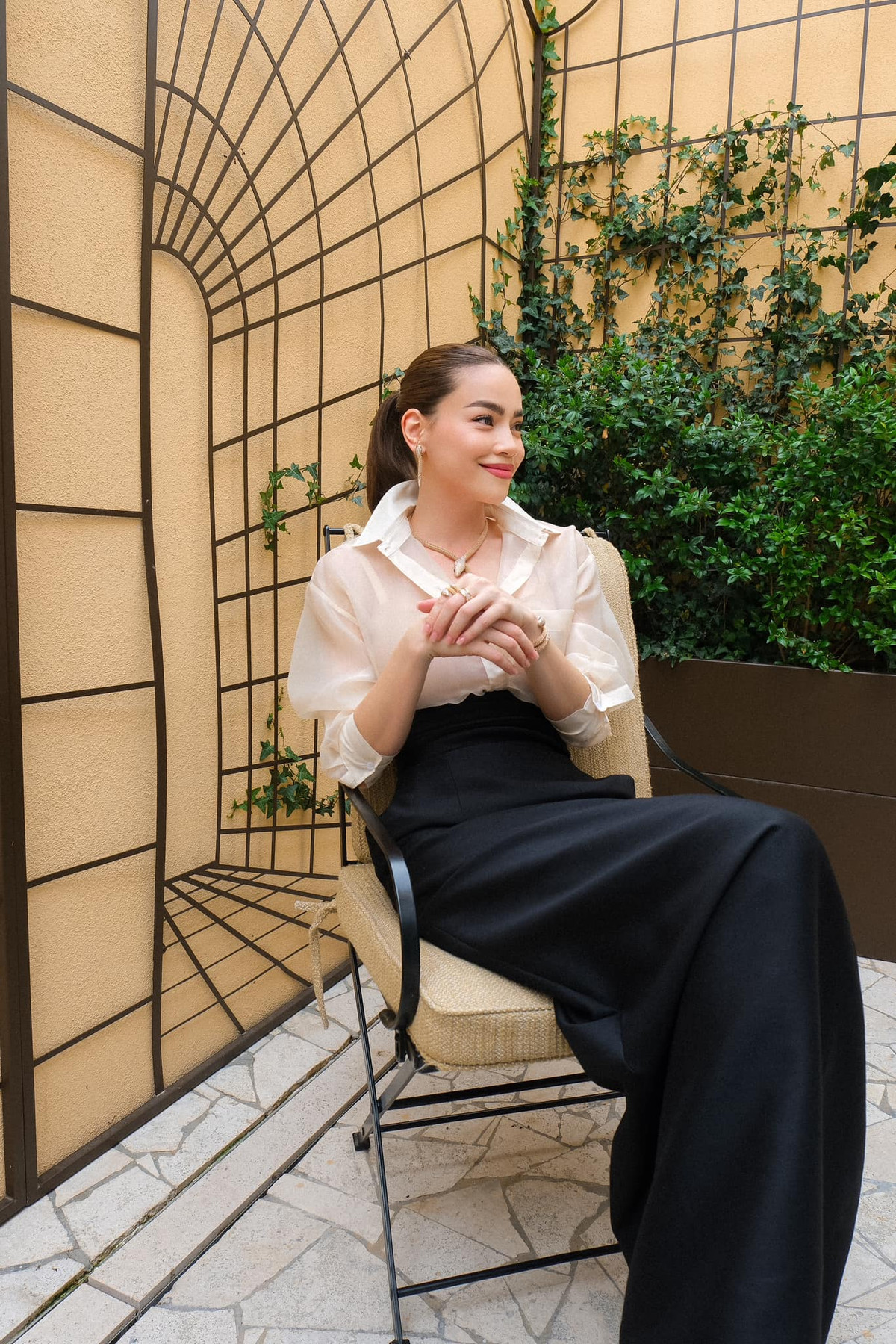 Theo tiết lộ của các nhà tổ chức sự kiện, Hà Hồ có mức cát-xê dao động trong khoảng từ 7.000 USD đến 10.000 USD.