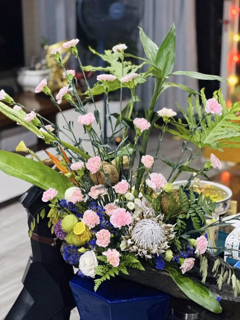  MC Hoàng Trang trang trí không gian sống ngập tràn hoa lá.