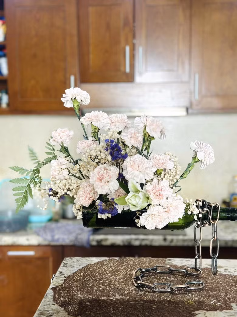 Nữ BTV khéo léo kết hợp các loại hoa và lá với nhau, mang đến những bình hoa đẹp mắt và độc đáo.