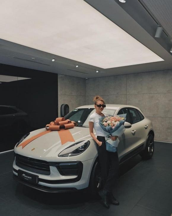 Nhân dịp sinh nhật tuổi 40, nữ siêu mẫu tậu một chiếc xế hộp theo mức giá thị trường nằm trong khoảng từ 3,3 đến 5,3 tỷ đồng. Ảnh: FB Thanh Hằng