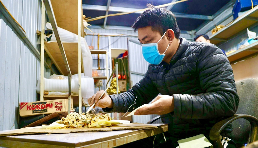 Chào Xuân Giáp Thìn, họa sĩ, nhà điêu khắc Vũ Dũng ra mắt linh vật "Hí Long Vân" - được gọi rồng ngậm ngọc cuộn tròn ẩn mình trong mây bằng nguyên liệu đặc biệt và phủ vàng 24K. Ảnh: Kinhtedothi