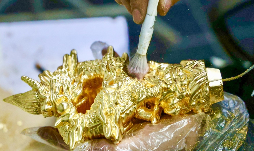 Để có tác tác phẩm rồng dát vàng 24K, nghệ nhân phải khéo léo và trải qua nhiều công đoạn tỉ mỉ. Ảnh: Kinhtedothi