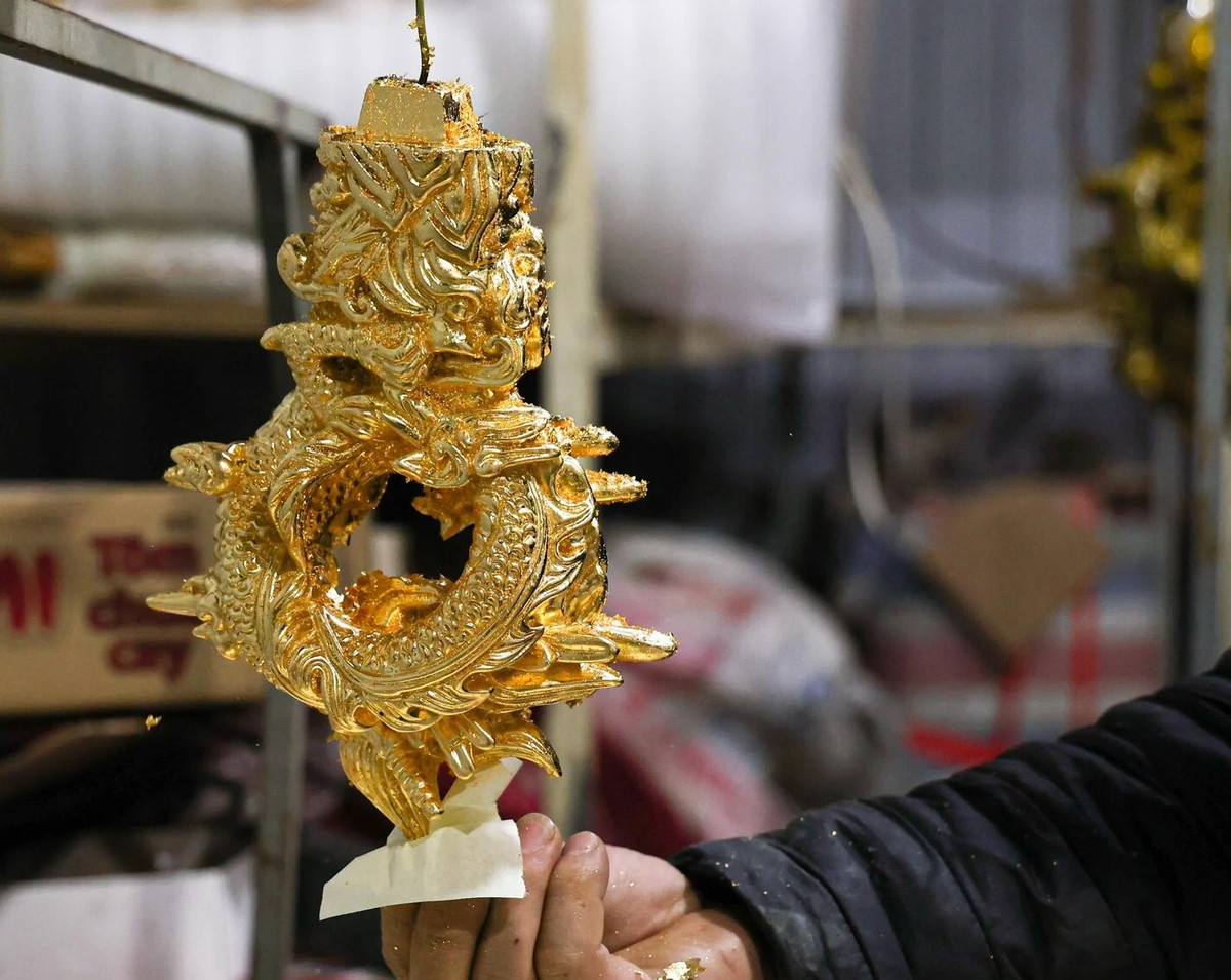 Mỗi tác phẩm rồng dát vàng 24K dao động từ 12-20 triệu đồng. Ảnh: Hanoimoi