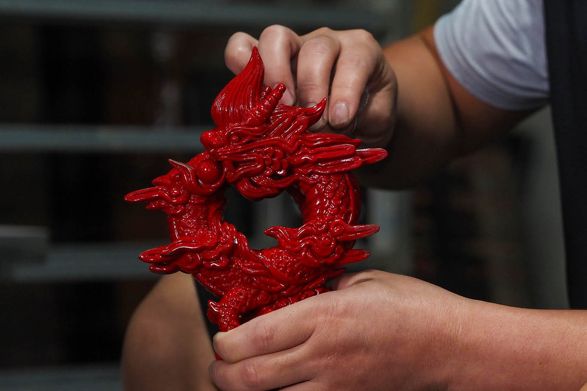 Mỗi tác phẩm rồng bằng chất liệu sơn mài cũng phải trải qua nhiều công đoạn chế tác cầu kỳ. Ảnh: Tiền phong