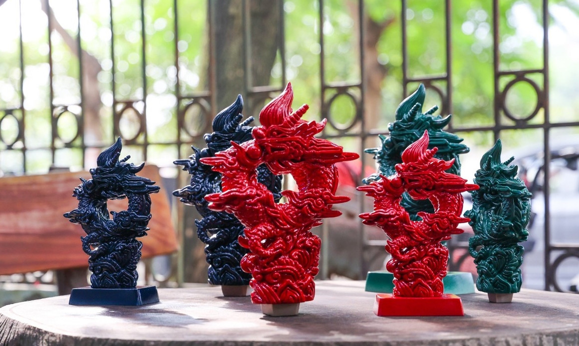 Bên cạnh đó còn có những tác phẩm rồng bằng chất liệu sơn mài. Ảnh: Tiền phong