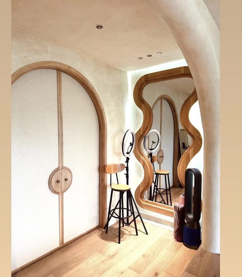 Những đường cong mềm mại là điểm nhấn cho căn phòng.