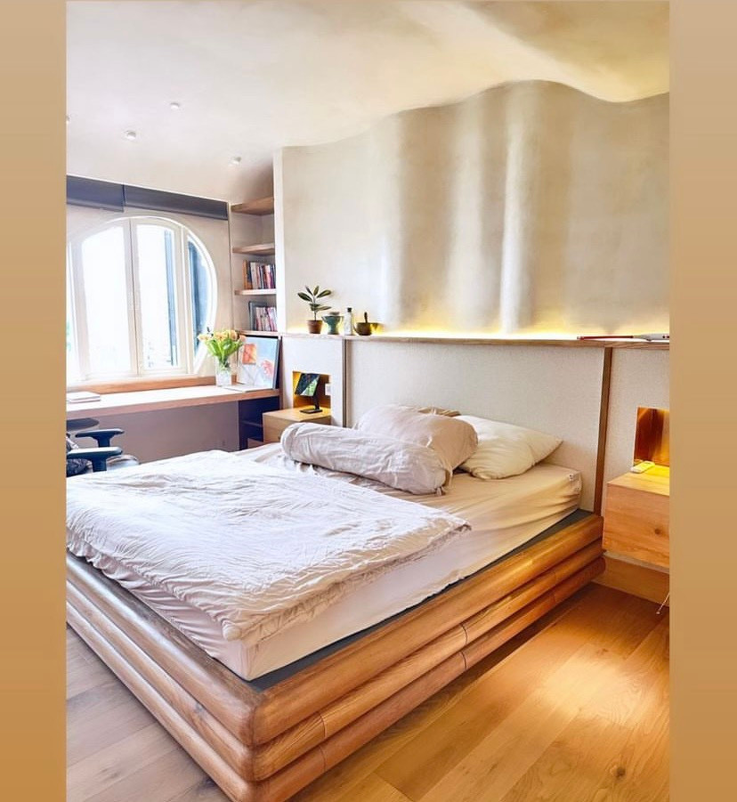 Phòng ngủ được sơn màu trắng ngà với nội thất đơn giản.