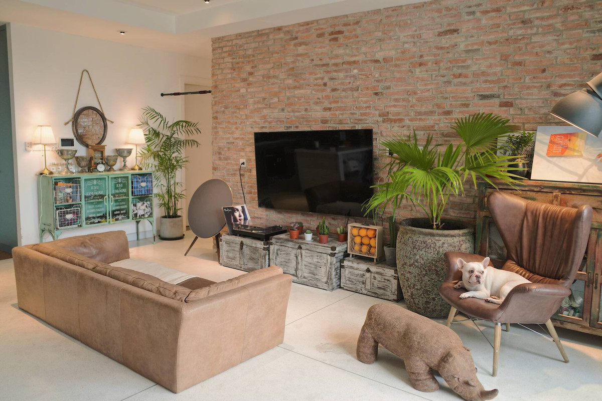 Để phù hợp với không khí nóng bức của Sài Gòn, nội thất trong nhà chủ yếu là gỗ nên sàn được lựa chọn chất liệu gạch.