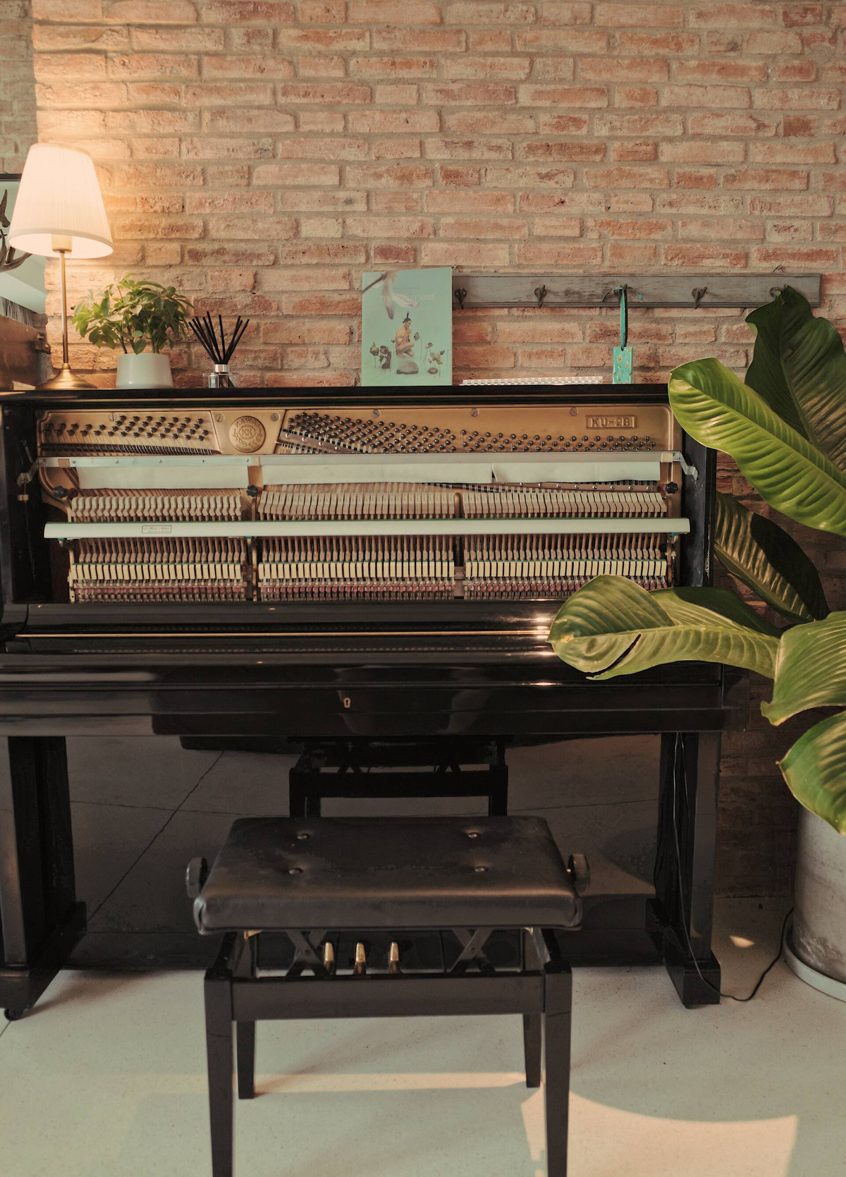 Chiếc đàn đặt ở một góc riêng vừa là công cụ làm việc, vừa giúp Châu Bùi chơi nhạc thư giãn.