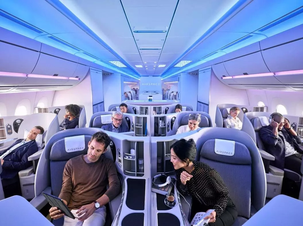 Giống như tất cả các thành viên của Gia đình A350, A350-900 có thiết kế cabin hiện đại nhất – mang đến tiêu chuẩn mới về sự thoải mái cho hành khách trong suốt chuyến bay. Ảnh: Airbus