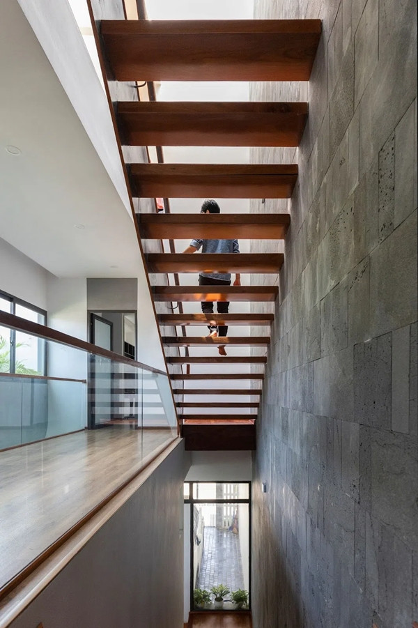 Không gian cầu thang thông thoáng.