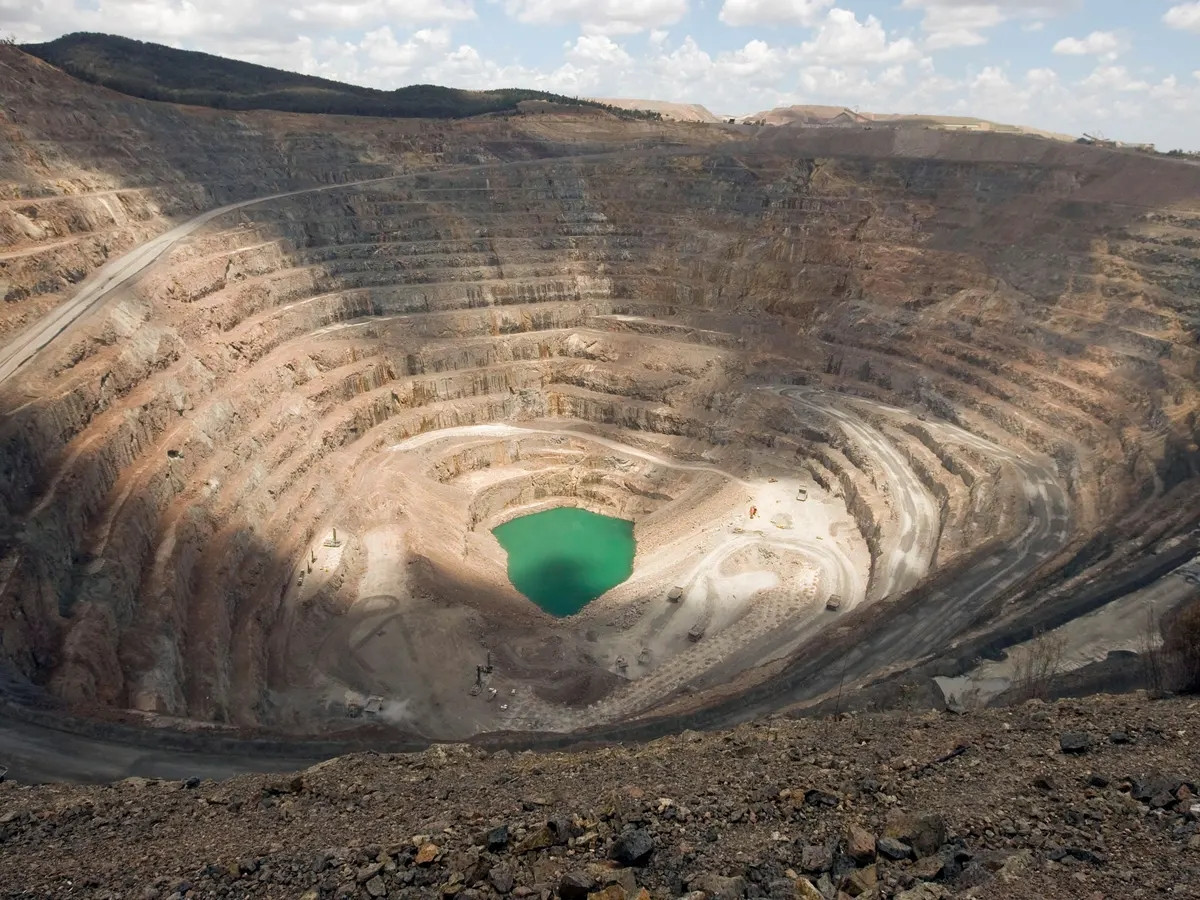 Úc, nước sản xuất vàng lớn thứ hai trên thế giới, là quê hương của mỏ Cadia, một loạt các mỏ vàng và đồng lớn dưới lòng đất và lộ thiên. Chính thức khai trương vào năm 1998, mỏ vàng Cadia đã sản xuất được 764.895 ounce (21,7 tấn) vàng vào năm 2021.