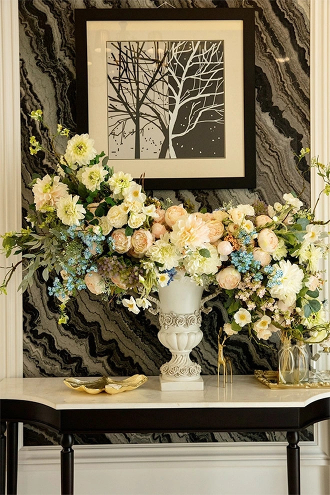 Bình hoa xinh xắn tô điểm cho ngôi nhà. Ảnh: FBNV