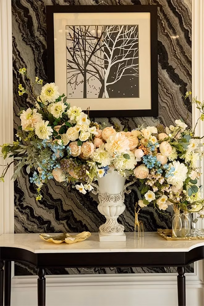 Bình hoa xinh xắn tô điểm cho ngôi nhà. Ảnh: FBNV