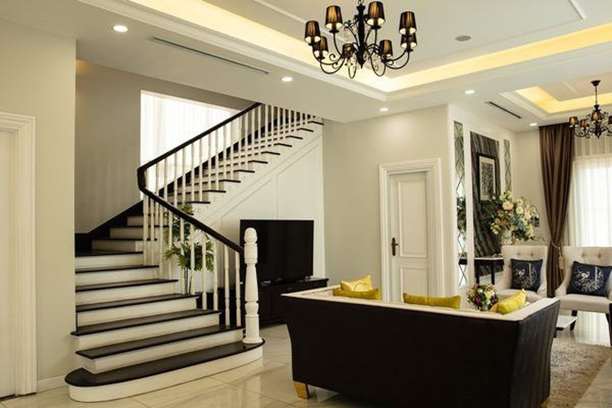 Cầu thang dẫn lên tầng có tông màu đồng nhất với nội thất. Ảnh: FBNV