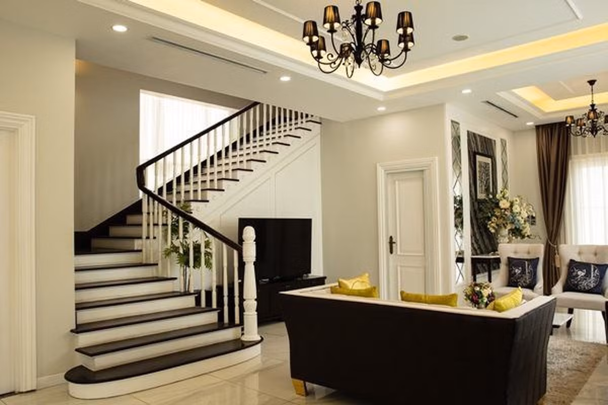 Cầu thang dẫn lên tầng có tông màu đồng nhất với nội thất. Ảnh: FBNV